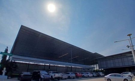 ให้เช่าโรงงาน / โกดัง - ให้เช่าพื้นที่ขนาด 2,800 ตารางเมตร เหมาะทำโชว์รูมต่างๆ หรือสนามแบดมินตัน ศรีราชา ติดมอเตอร์เวย์พัทยา - กรุงเทพ **ค่าเช่าเดือนละ 200,000 บาท**