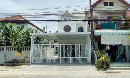 ขายทาวน์เฮาส์ - บ้านหลังริม ถนนเมน จอดรถสบาย รีโนเวทใหม่ หมู่บ้านบัวทอง 2 ทาวน์เฮ้าส์ 3 ห้องนอน MRT สถานีคลองบางไผ่ อยู่หน้าหมู่บ้าน ใกล้เซนทรัล เวสเกต