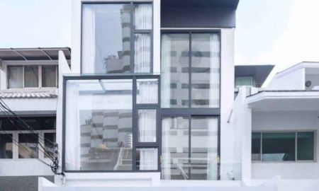 ขายทาวน์เฮาส์ - ขาย Townhome 3 ชั้น 25 ตรว ซอยสุขุมวิท 15 ทำเลดี เพียง 1 นาทีถึง #โรงเรียนนานาชาติNIST และ 5 นาที ถึง BTS อโศก