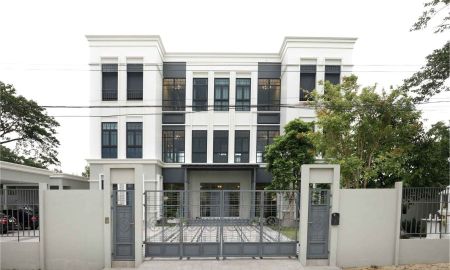 ขายบ้าน - ขายบ้านหรูริมน้ำ 3 ชั้น ใกล้สนามกอล์ฟธูปะเตมีย์ ออกแบบสร้างและตกแต่งโดยสถาปนิก #หมู่บ้านสวนเอกเล็กปาร์คลำลูกกา