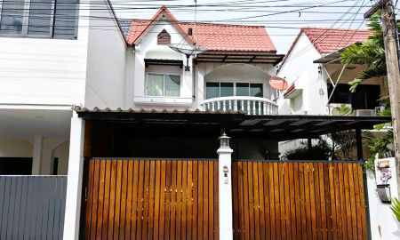 ขายทาวน์เฮาส์ - ทาวน์โฮม 2 ชั้น 39 ตร.ว. ทำเลดี เดินทางสะดวก ใกล้แฟชั่นไอส์แลนด์