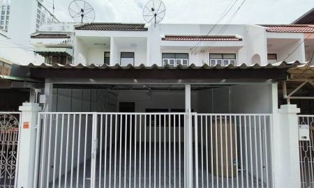 ให้เช่าทาวน์เฮาส์ - ให้เช่า รีโนเวทใหม่ Townhouse near Saphan Khwai BTS Station ราคา 24,000 บาท