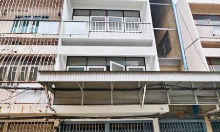 ให้เช่าทาวน์เฮาส์ - รร.นานาชาตินอินเวนท์ 1.1 กม.ให้เช่าทาวน์โฮม 4 ชั้น รีโนเวทใหม่ โทนสีขาว-สีน้ำตาล แนวคลาสสิค ใจกลางเมือง ย่านสาทร เหมาะสำหรับพักอาศัย