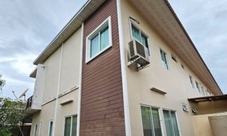 ขายทาวน์เฮาส์ - ขายด่วน ต่ำกว่าทุน ทาวน์โฮม 2 ชั้น หมู่บ้าน K-VILLAGE 3 (เค-วิลเลจ 3) ใจกลางเมืองกระบี่ บ้านหลังในซอยมีพื้นที่ด้านข้าง มุมด้านบนมองเห็นวิวสวน