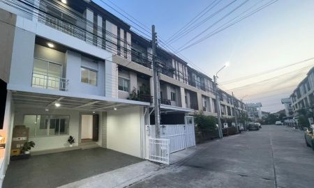 ขายทาวน์เฮาส์ - รีโนเวทใหม่ทั้งหลัง พร้อมอยู่ ทาวน์โฮม 3 ชั้น เล่นระดับหมู่บ้านเออเบิร์นธารา สุขสวัสดิ์ 70จองวันนี้รับส่วนลด 100,000บาท