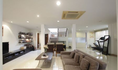 ขายบ้าน - ขายบ้านหรูพร้อมสระว่ายน้ำ โซนลาดพร้าววังหิน สภาพพร้อมอยู่ ร่มรื่น