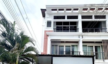 ให้เช่าทาวน์เฮาส์ - ให้เช่าทาวโฮม บ้านกลางเมือง เออร์บาเนี่ยน พระราม 9 ขนาด 25 ตรว 3 ห้องนอน 3 ห้องน้ำ 1 ห้องครัว 1 ห้องนั่งเล่น 1 ห้องออกกำลังกาย