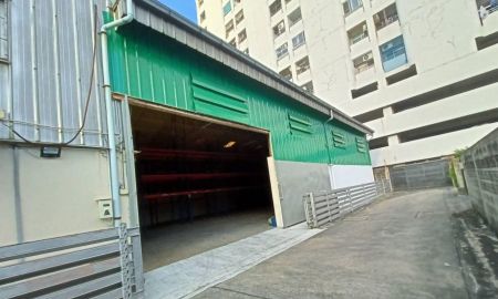 ให้เช่าโรงงาน / โกดัง - ให้เช่าโกดัง ทำเลพัฒนาการ พื้นที่ 400 ตรม ทำเลดี เดินทางเข้าซอยเพียง 80 ม. เหมาะทำทั้ง ศูนย์กระจายสินค้า / โชว์รูม / ธุรกิจออนไลน์ พร้อมเข้าอยู่