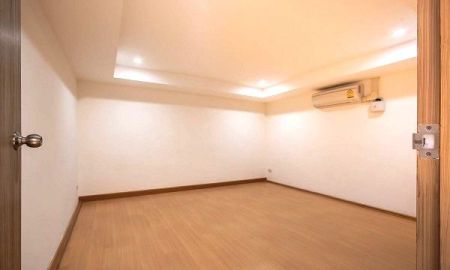 ให้เช่าอาคารพาณิชย์ / สำนักงาน - ให้เช่า อาคารพาณิชย์4.5 ชั้น 2 ห้องติดกัน 4 ห้องนอน 4 ห้องน้ำ ติดถนนสุขาภิบาล 5 ซอยวัชรพล สุขาภิบาล 5 ใช้สอย 450 ตรม