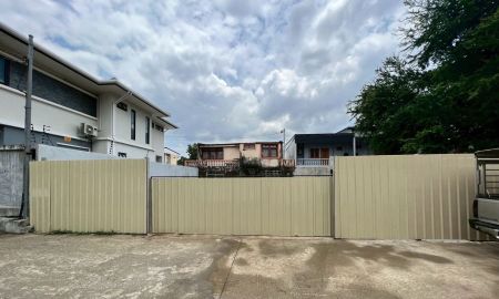 ขายที่ดิน - ขายถูกที่ดินสี่เหลี่ยมผืนผ้า อยู่โชคชัย 4 ซอย 30 เนื้อที่ 62 ตรว. ทำเลดี แหล่งชุมชน ที่ดินสร้างรั้วรอบขอบชิด (เมทัลชีทสีครีม) ใกล้รถไฟฟ้าสายสีเหลือง