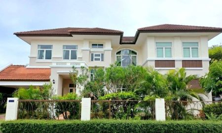 ขายบ้าน - ขายบ้านเดี่ยวหรู 2 ชั้น หมู่บ้านลิฟวิ่งลากูน ซอยพระยาสุเรนทร์ 39 หลังมุมขนาดใหญ่ ริมน้ำ 161 ตร.ว. ถูกหลักฮวงจุ้ย