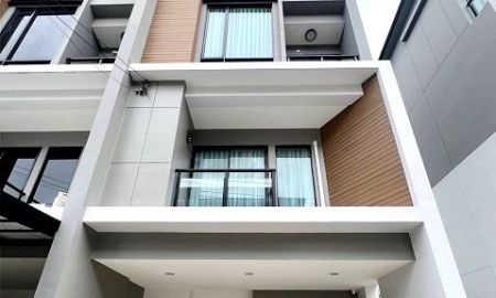 ให้เช่าทาวน์เฮาส์ - ให้เช่าทาวน์โฮม3.5ชั้นPremium Placeพหลโยธิน-รามอินทรา หลังมุม จดทะเบียนได้ใช้สอย 220ตรม หลังคาโซล่าร์เซลล์ 22 ตรว. 4 ห้องนอน3 ห้องน้ำแอร์ 2 ที่จอดรถ