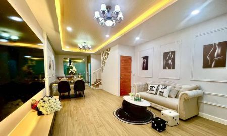 ขายทาวน์เฮาส์ - ขายทาวน์เฮ้าส์ 2 ชั้น หมู่บ้านเรือนทองนิเวศน์ เนื้อที่ 16.5 ตารางวา 2 ห้องนอน ซอยเสรีไทย 44 ถนนลาดพร้าว ถนนเสรีไทย