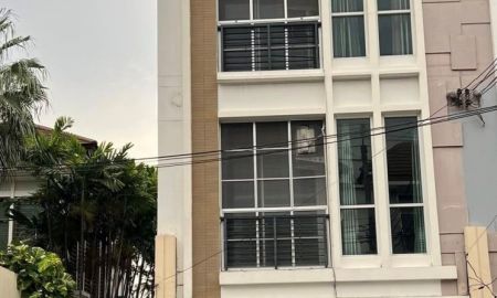 ขายทาวน์เฮาส์ - ขาย ทาวเฮ้าท์3ชั้น บ้านกลางเมือง ศรีนครินทร์ 46 บ้านหัวมุมติดสโมสร ทั้งโครงการมีแค่2หลัง