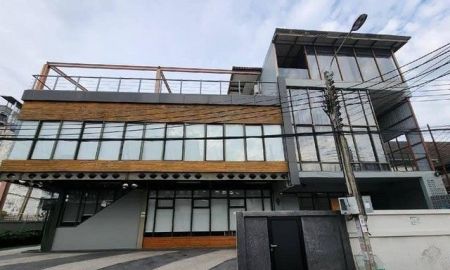 ให้เช่าอาคารพาณิชย์ / สำนักงาน - ให้เช่าอาคาร 3 ชั้น มีห้องประชุม / ห้องน้ำ 9 ห้อง จอดรถได้ 6 คัน ซอยกระทรวงสาธารณสุข ถ.ติวานนท์ ซ.14