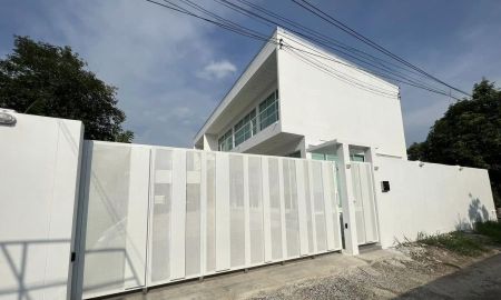 ขายบ้าน - ขายพรัอมคนเช่า บ้านโมเดิร์นมินิมอลสีขาวสวยๆ เงียบสงบ ชิลล์ๆ ไม่วุ่นวาย