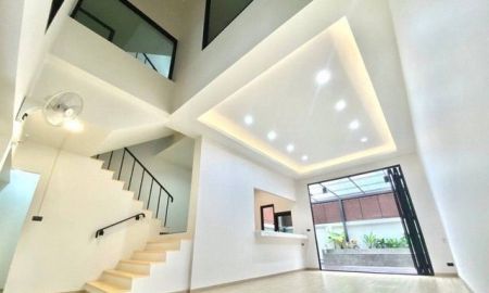 ขายทาวน์เฮาส์ - ขายโฮมออฟฟิศ 4 ชั้น 7 ระดับ ลาดพร้าว 41 แยก 6-9 ขายพร้อมผู้เช่า การันตี Yield ขั้นต่ำ 5.4%