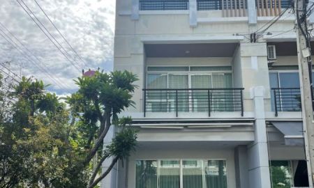 ขายทาวน์เฮาส์ - ขายทาวน์โฮม 3 ชั้น บ้านกลางเมือง เออร์บาเนี่ยน ศรีนครินทร์ หลังริม ทำเลดี เดินทางสะดวก ใกล้รถไฟฟ้าสถานีสวนหลวง ร.9