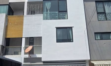 ให้เช่าทาวน์เฮาส์ - ให้เช่าโฮมออฟฟิส 3 ชั้น เพิ่งรีโนเวทใหม่ โครงการ: หมู่บ้านสารินวิซ แบริ่ง (สุขุมวิท 107)