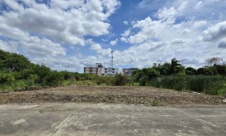 ขายที่ดิน - ขายถูกที่ดินสี่เหลี่ยมผืนผ้าถมแล้ว อยู่แถวถนนเฉลิมพระเกียรติ ร.9 ซอย 39 แยกซอย 3 จากถนนใหญ่เพียง 300 เมตร เนื้อที่ 100 ตรว. ทำเลดี ใกล้พาราไดซ์ พาร์ค