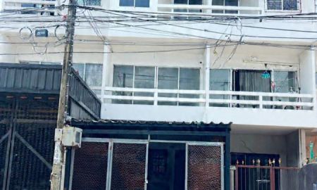 ขายทาวน์เฮาส์ - ขายทาวน์เฮ้าส์ 3 ชั้น รามคำแหง 174 เนื้อที่ 24.3 ตารางวา มี 5 ห้องนอน 3 ห้องน้ำ 1 ห้องครัว รีโนเวทใหม่ ราคา 3,590,000.- สินเชื่อฟรี