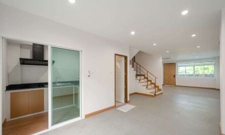 ขายทาวน์เฮาส์ - ขายทาวน์โฮม 3 ชั้น รีโนเวทใหม่ 24.9 ตรว. 206 ตรม. 4 ห้องนอน ซอยนาคนิวาส 48 เขตลาดพร้าว กรุงเทพ