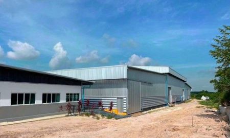 ขายโรงงาน / โกดัง - ขายโรงงานผังม่วงชลบุรี ขายที่ดินพร้อมสิ่งปลูกสร้าง บนเนื้อที่ 5 ไร่ พื้นที่สีม่วงลาย