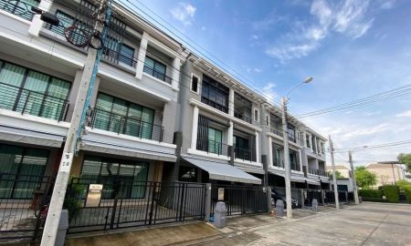 ให้เช่าทาวน์เฮาส์ - ให้เช่าทาวน์โฮม 3 ชั้น หมู่บ้านบ้านกลางเมืองสุขสวัสดิ์ 3 ห้องนอน 3 ห้องน้ำ พื้นที่ใช้สอย 166 ตร.ม. ไม่อนุญาตให้เลี้ยงสัตว์ ใกล้เซ็นทรัล พระราม 3