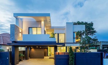 ขายบ้าน - ขายบ้านหรูพูลวิลล่า มีระบบรักษาความปลอดภัย หางดง เชียงใหม่