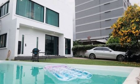 ให้เช่าบ้าน - ให้เช่าบ้านเดี่ยวอุดมสุข สุขุมวิท พร้อมสระว่ายน้ำส่วนตัว ใกล้BTSอุดมสุขพื้นที่ 400ตรม 6 ห้องนอน3ห้องน้ำ