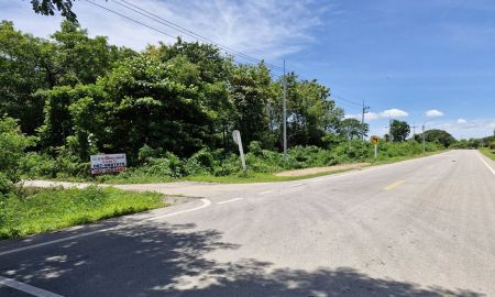 ขายที่ดิน - ขายที่ดินเปล่า เนื้อที่ 2-0-65 ไร่ ใกล้สี่แยกห้วยชินสีห์ ถนนเพชรเกษม จ.ราชบุรี ติดถนน 2 ด้าน น้ำ ไฟฟ้า อยู่หน้าแปลงที่ดิน