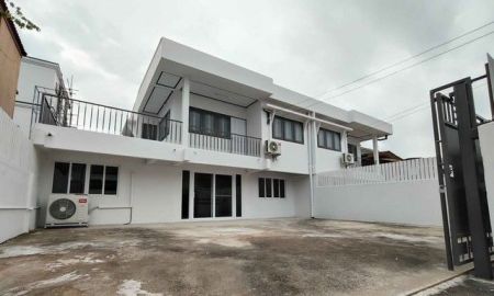 ให้เช่าบ้าน - ให้เช่าบ้าน 50 ตร.ว. 3 ห้องนอน 2 ห้องน้ำ แอร์ 4 เครื่อง ถนนโชคชัย 4 ซอย 56