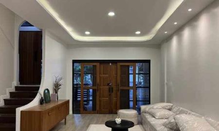 ให้เช่าทาวน์เฮาส์ - ให้เช่าทาวน์โฮมหรู รีโนเวทใหม่ 5 ห้องนอน 4 ห้องน้ำ ย่านสุขุมวิท 71 ใกล้ BTS เอกมัย