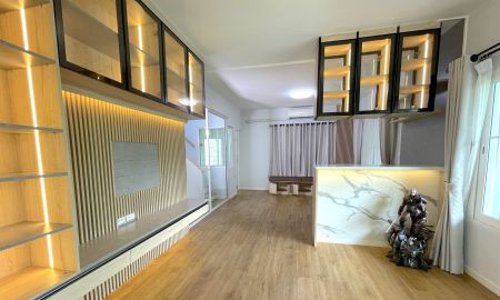 ขายบ้าน - บ้านเดี่ยวตกแต่งครบ พร้อมอยู่ วิวสระน้ำ หลังเดียวในโครงการ วิลลาจิโอ้ ประชาอุทิศ 90 โดย Land & Houses