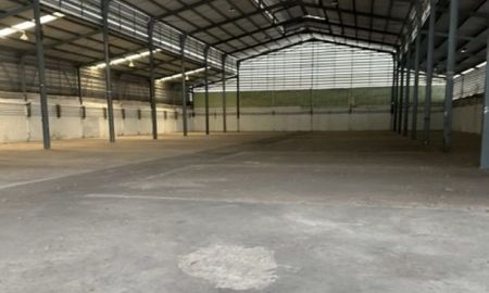 ให้เช่าโรงงาน / โกดัง - ให้เช่าโกดังกระทุ่มล้ม พุทธมณฑลสาย4 นครปฐม พื้นที่ 1,940 ตรม. มีออฟฟิต ไฟฟ้า 3 เฟส รถเทรลเลอร์เข้า-ออกสะดวก ระบบรักษาความปลอดภัย ค่าเช่า 90 บาท/ตร.ม.