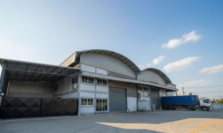 โรงงาน / โกดัง - ขาย / ให้เช่า โกดัง โรงงาน 1,090 ตร.ม. คลองมะเดื่อ กระทุ่มแบน สมุทรสาคร ไฟฟ้า 3 เฟส | หันหน้าทิศใต้ | ขอ อย. ได้ | ขอ รง.4 ได้บางประเภท | ราคาไม่แรง