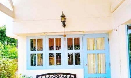 ให้เช่าบ้าน - ตลาดนัดสัมมากร 1กม.ให้เช่าบ้านเดี่ยว 2 ชั้น พร้อมเฟอร์ฯ สวย สภาพดี 60 ตร.วา.ม.นานาชาติแสตมฟอร์ด 2.9 กม. เดอะพาซิโอ ทาวน์ 1.9 กม.