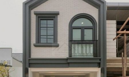 ขายทาวน์เฮาส์ - ขายทาวน์เฮ้าส์หรู 2 ชั้นสไตล์ Modern ซอยปรีดีพนมยงค์ 42 สุขุมวิท 71 รีโนเวทหใหม่ทั้งหลัง หมู่บ้านเงียบสงบ ใจกลางเมือง