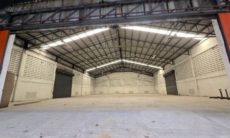 ให้เช่าโรงงาน / โกดัง - ให้เช่าโกดังรามอินทรา 117 มีนบุรี ขนาดพื้นที่รวม 1,225 ตรม โกดังสูง 10เมตร พื้นรับน้ำหนัก 3ตัน มีรปภ 24 ชัวโมง กล้อง CCTV