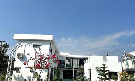 ให้เช่าบ้าน - ให้เช่า พูลวิลล่าทรงโมเดิร์นใหม่ใกล้ 89 พลาซ่า ซอยหมู่บ้านน้ำผึ้งวิลเลจ