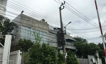 ขายอาคารพาณิชย์ / สำนักงาน - ขายบ้านเดี่ยว 3 ชั้นเนื้อที่ 101 ตารางวา พื้นที่ใช้สอ540ตารางเมตร 8ห้องนอน 3 ห้องน้ำ แอร์ เฟอร์บางส่วน ถนน สุขุมวิท101/1