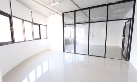 ให้เช่าอาคารพาณิชย์ / สำนักงาน - ให้เช่าออฟฟิศ เอกมัย 3 Modern Town ใจกลางเมือง ทำเลดี ติดถนน ห้องมุม