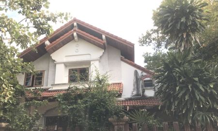 ขายบ้าน - ขายบ้านเดี่ยวหลังใหญ่ หมู่บ้านศิลาวดี อ่างศิลา เมืองชลบุรี เนื้อที่ 227 ตร.ว บ้านเก่าขายตามสภาพ ต้องรีโนเวทใหม่ทั้งหลัง