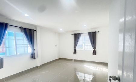 ขายทาวน์เฮาส์ - ขายถูกทาวน์เฮ้าส์มุม 2 ชั้น หมู่บ้านทรงพล ซ.ลำลูกกา 13 เนื้อที่ 17 ตรว. มี 2 นอน 2 น้ำ รีโนเวทใหม่ ราคา 1,690,000 บาท สินเชื่อฟรี