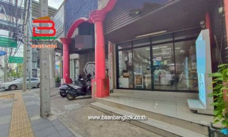 ขายอาคารพาณิชย์ / สำนักงาน - อาคารพาณิชย์ ปากซอยลาดพร้าว 69 เนื้อที่ 24 ตรว. (ใกล้BTSลาดพร้าว71) ถนนลาดพร้าว แขวงสะพานสอง เขตวังทองหลาง