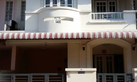 ขายทาวน์เฮาส์ - ลดกระหน่ำ รับปีใหม่ ทาวน์เฮ้าส์ 2 ชั้น หมู่บ้านวรางกูล คลอง 3 ทำเลทอง ใกล้ฟิวเจอร์พาร์ครังสิต เดินทางสะดวก ใกล้ถนนใหญ่ และทางด่วน