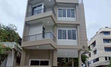 ขายบ้าน - ขายบ้านเดี่ยวรีโนเวทใหม่ 3 ชั้นหลังมุมย่านจตุจักร 375 ตรม. ซอยวิภาวดีรังสิต 5 ใกล้ MRT จตุจักร และ BTS หมอชิต ใกล้ห้าง โรงเรียน และมหาวิทยาลัย