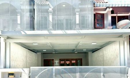 ขายทาวน์เฮาส์ - ขายทาวน์เฮ้าส์ 2 ชั้น หมู่บ้าน ช.รุ่งเรือง 6 ใกล้รถไฟฟ้าสายสีม่วง สถานีแยกบางพลู เนื้อที่ 18 ตารางวา 2 ห้องนอน ตำบลบางรักพัฒนา อำเภอบางบัวทอง