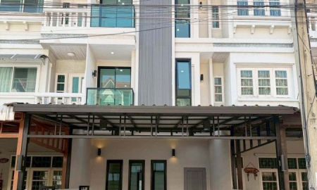 ขายทาวน์เฮาส์ - ทาวน์โฮม 3 ชั้น เล่นระดับ ซอยนาคนิวาส37 โชคชัย