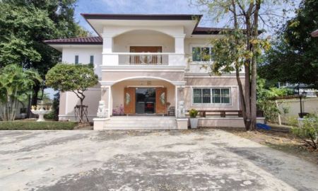 ขายบ้าน - ขายบ้าน 2 ชั้น บนพื้นที่ 1 ไร่ ขายพร้อมเฟอร์นิเจอร์ทุกชิ้น บริเวณบ้านมีอาคารชั้นเดียวอีก 1 หลัง พักอาศัยได้ พร้อมที่จอดรถ บ้านอยู่ อ.เมือง จ.นครปฐม